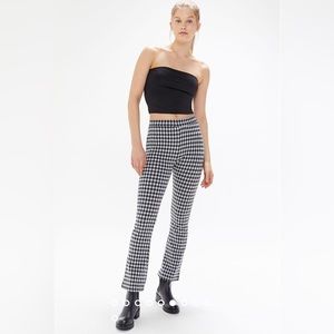 UO Casey Kick Flare Pant in black & white houndstooth (M)